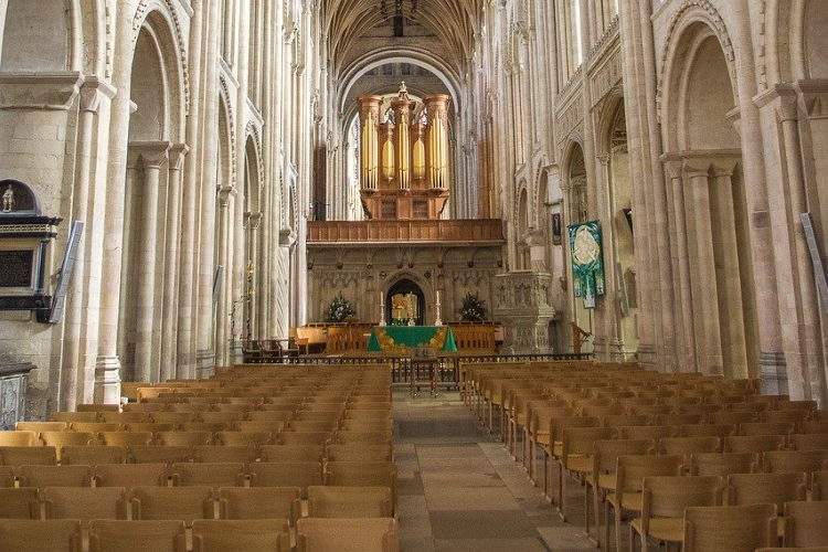 norwich cathedral empty 750pb