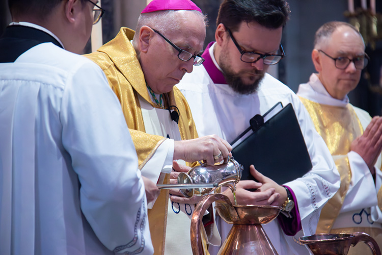 Network Norfolk : Norwich services to bless holy Chrism oils - Vimarsana News