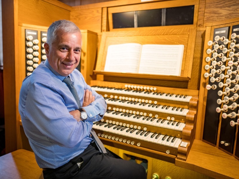 Organist David Dunnett (c) Bil