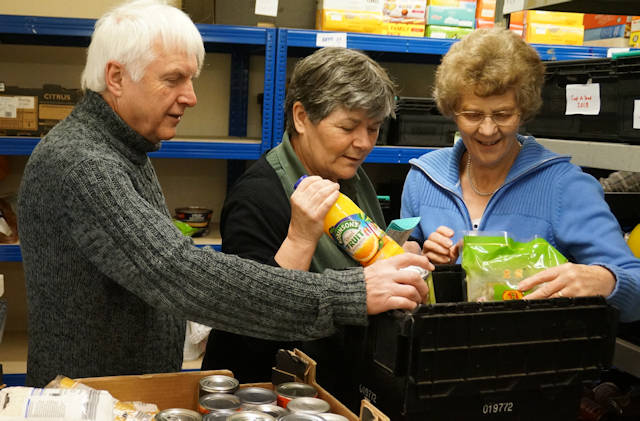 WaveneyFoodbankPacking640