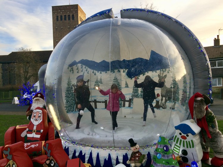 Gorleston Xmas on Mag snowglob